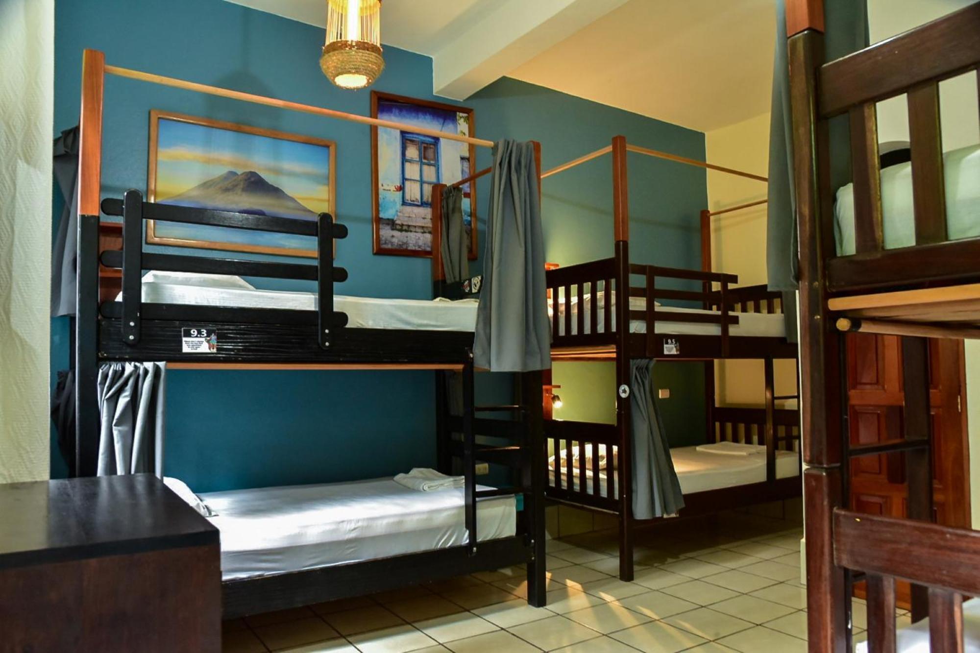 Los Amigos Hostel Flores Rum bild