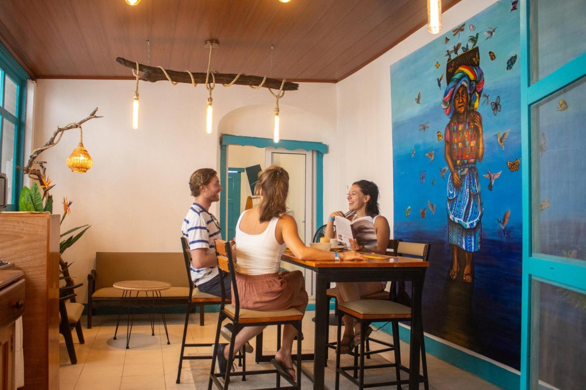 Los Amigos Hostel Flores Rum bild